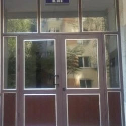 Cat Costa o Usa de Termopan pentru o Scara de Bloc