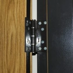 Cu ce se Curata Folia de pe Usa Metalica ?