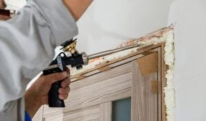 Cu ce se curata spuma poliuretanica de pe usi ?