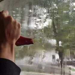 Cu ce se Curata Tencuiala Decorativa de pe Geamuri