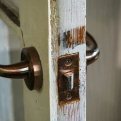 Cu ce se Curata Usile din Lemn Vopsite